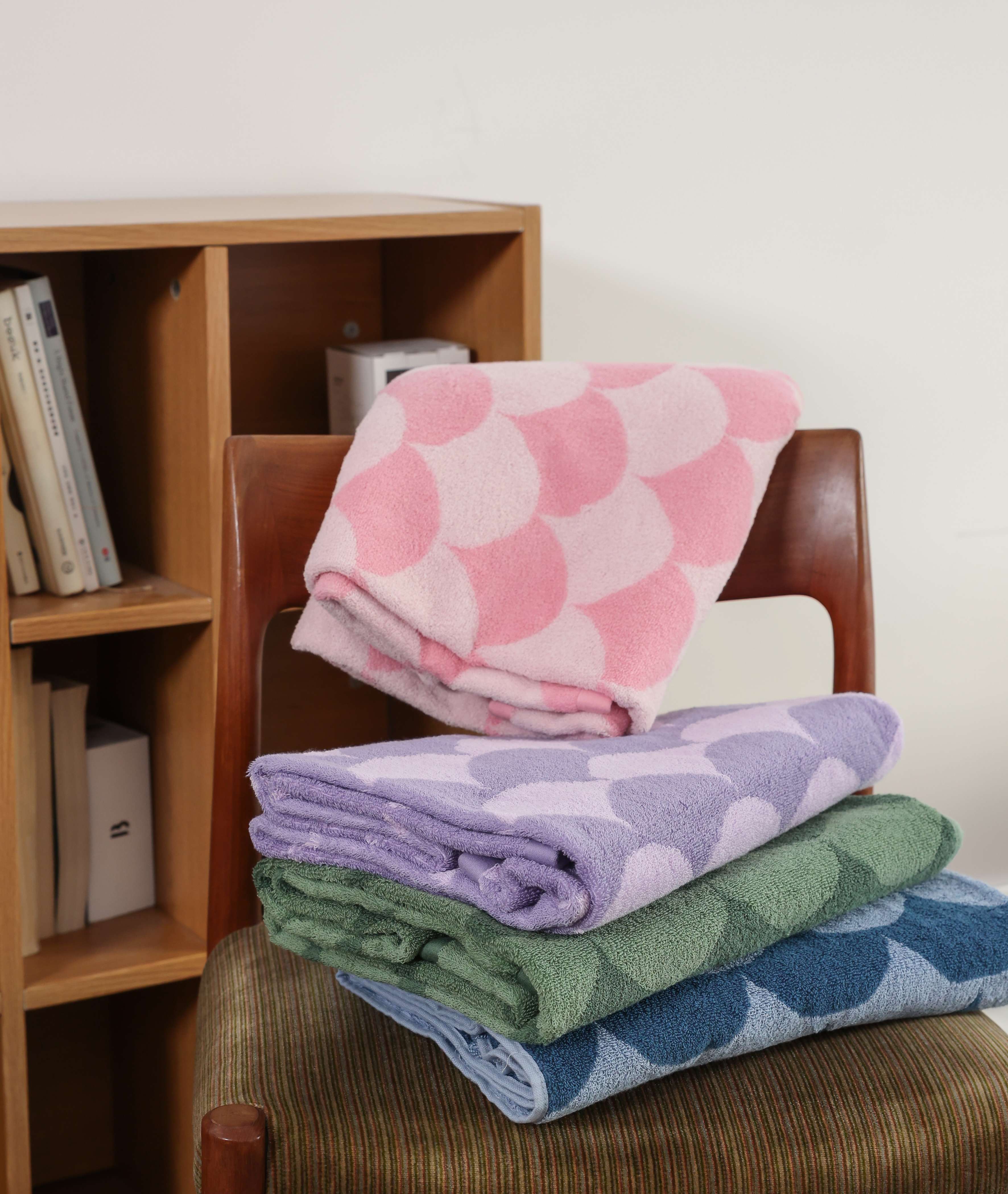 Exquisite Fish Scale Pattern Dual-Tone Towel Set - Soft, Absorbent, and Stylish for Home or Trave